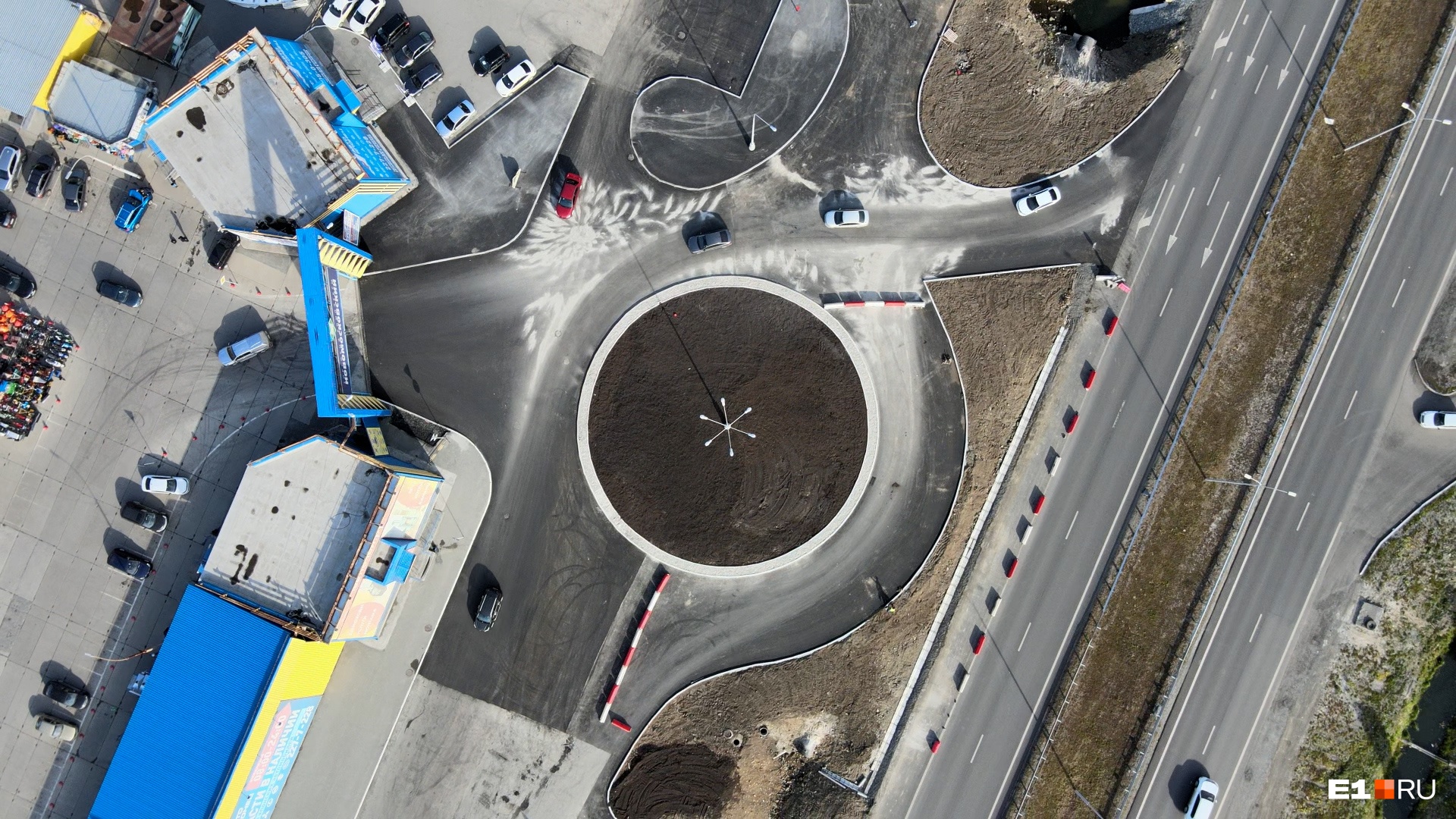 В Екатеринбурге готовят к открытию новую дорогу с кольцом. Смотрим, как она выглядит с высоты