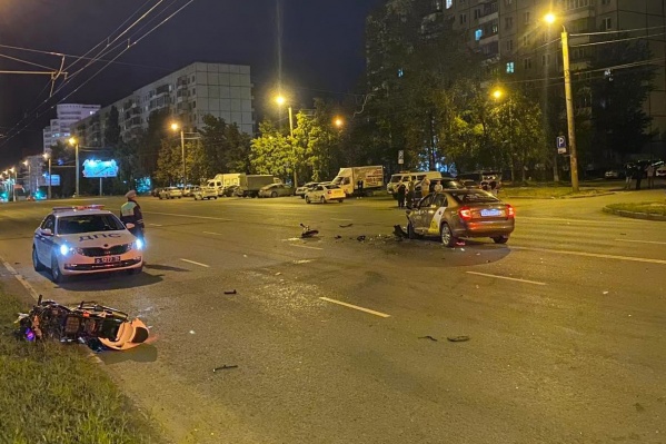 Водитель такси лишь немного выехал на встречку, увидев погоню, но этого хватило, чтобы стать фигурантом уголовного дела о смерти байкера Водитель такси лишь немного выехал на встречку, увидев погоню, но этого хватило, чтобы стать фигурантом уголовного дела о смерти байкера
