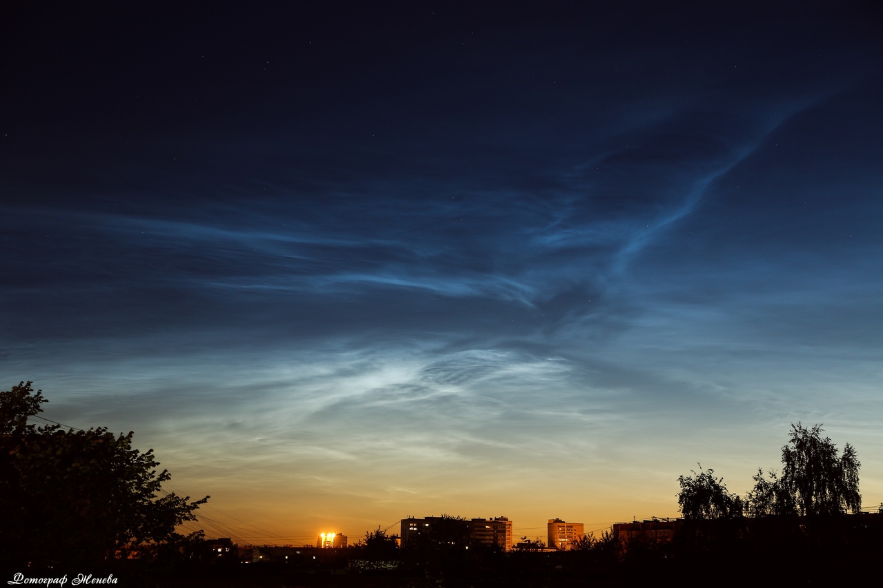 Небо над Екатеринбургом затянуло яркими серебристыми облаками. Фото