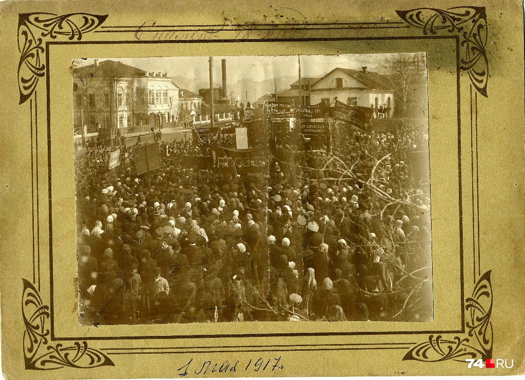 На этом фото 1917 года возле усадьбы князя в Катав-Ивановске видны столбы