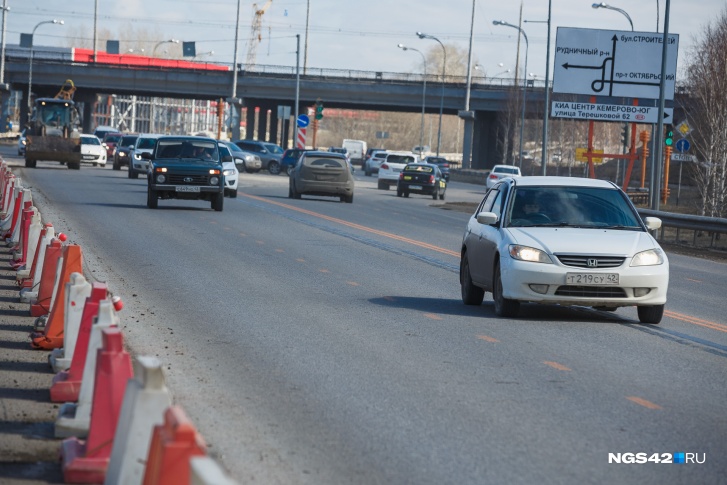 Специалисты сделали две полосы движения автомобилей в прямом направлении по улице Баумана к улице Базовой