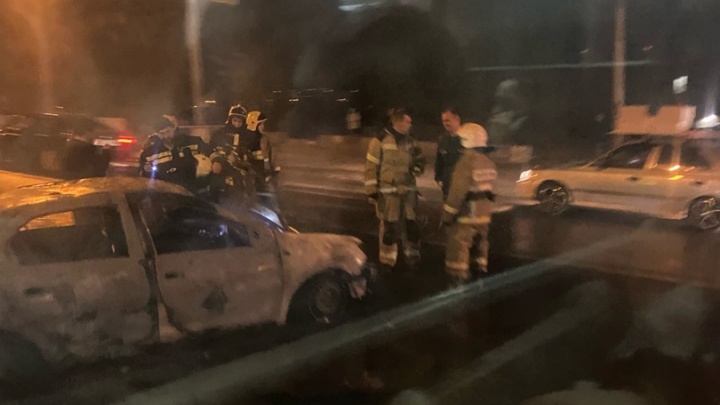 В Волгограде на мосту через ВДСК загорелся автомобиль такси. Для ликвидации огня пришлось перекрыть движение