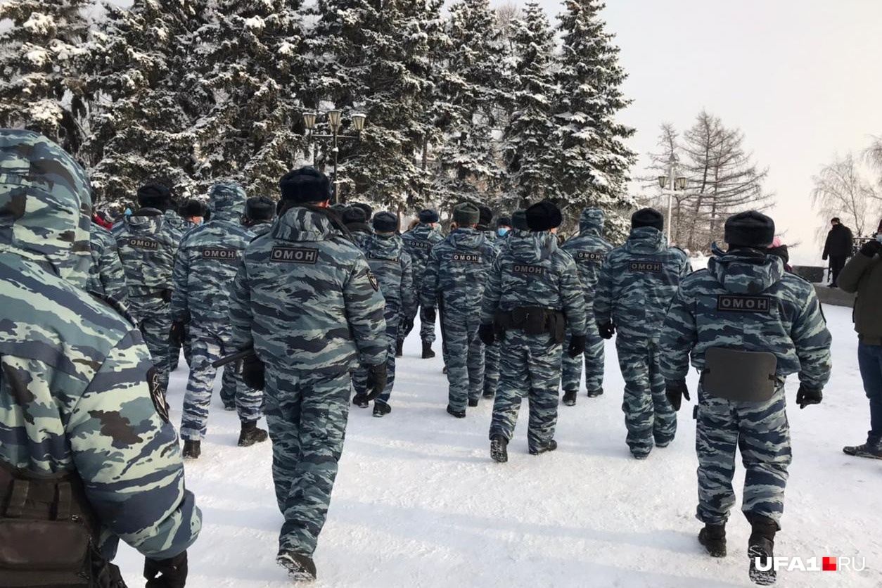 Сотрудников ОМОН на площади было несколько десятков Сотрудников ОМОН на площади было несколько десятков