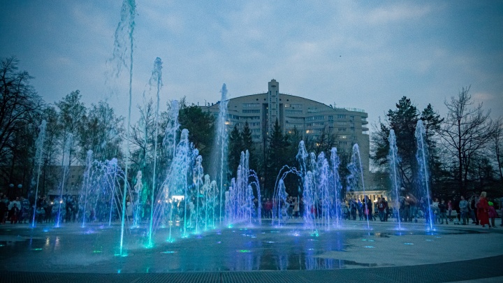 В Центральном парке Новосибирска запустили светомузыкальный фонтан — 10 ярких фото