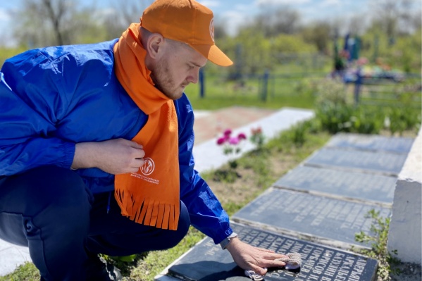 Волонтеры отправились на гражданское кладбище, где убрали прошлогоднюю траву, помыли плиты и помогли восстановить окраску памятных мест Волонтеры отправились на гражданское кладбище, где убрали прошлогоднюю траву, помыли плиты и помогли восстановить окраску памятных мест