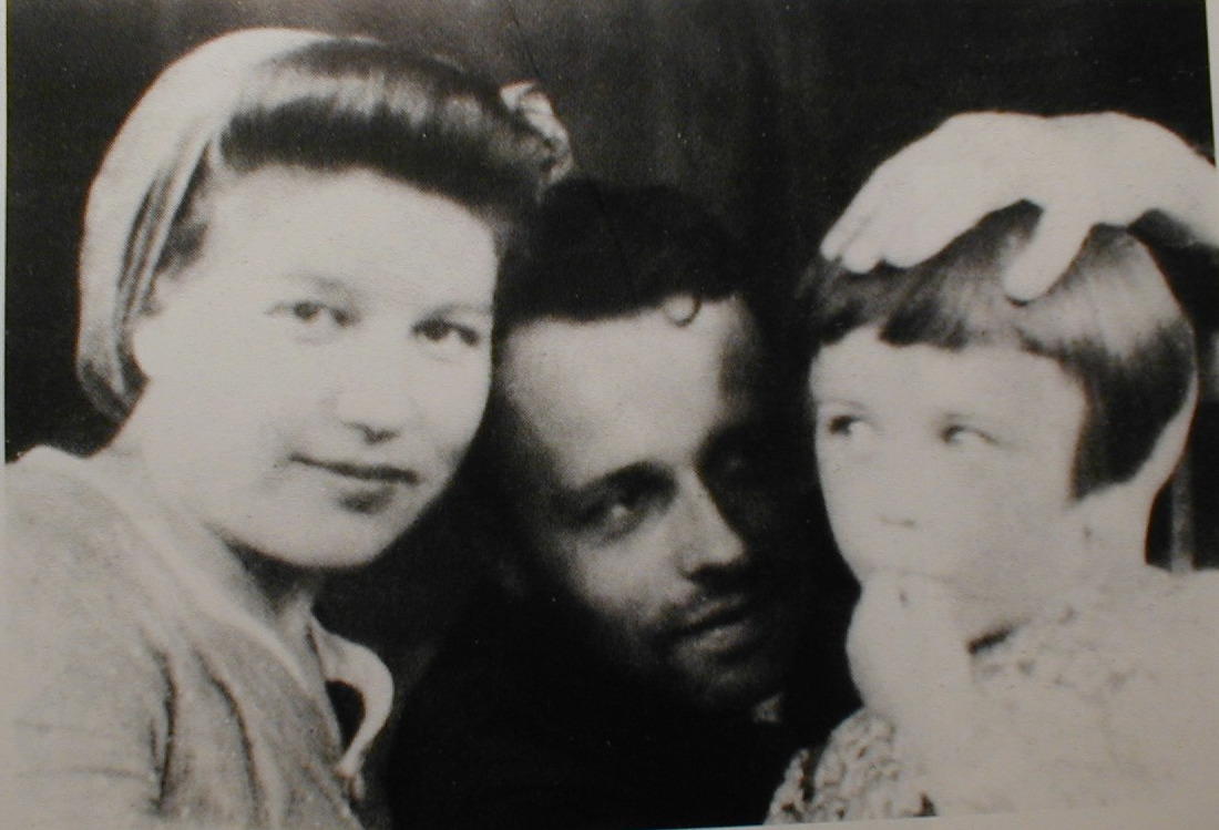 Сахаров с женой Клавдией и дочерью Таней, 1948 год Сахаров с женой Клавдией и дочерью Таней, 1948 год