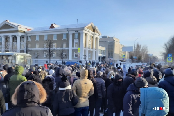 Митинг в поддержку Навального в Кургане в прошлые выходные собрал несколько сотен участников Митинг в поддержку Навального в Кургане в прошлые выходные собрал несколько сотен участников