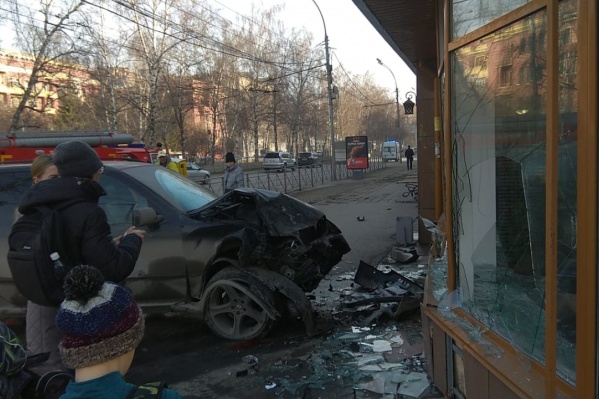 Удар слышали люди в домах на другой стороне улицы Удар слышали люди в домах на другой стороне улицы