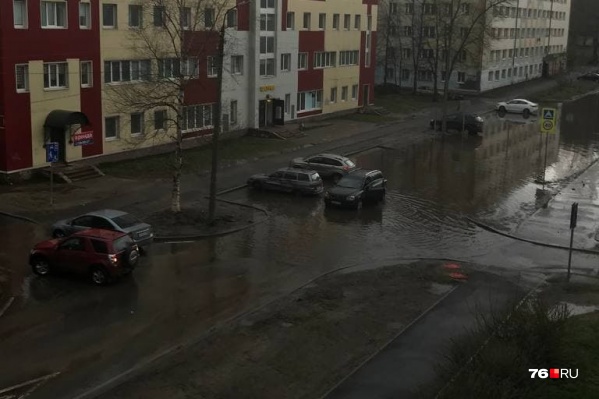 Дорогу в этом месте здесь затапливает каждый раз после дождя Дорогу в этом месте здесь затапливает каждый раз после дождя