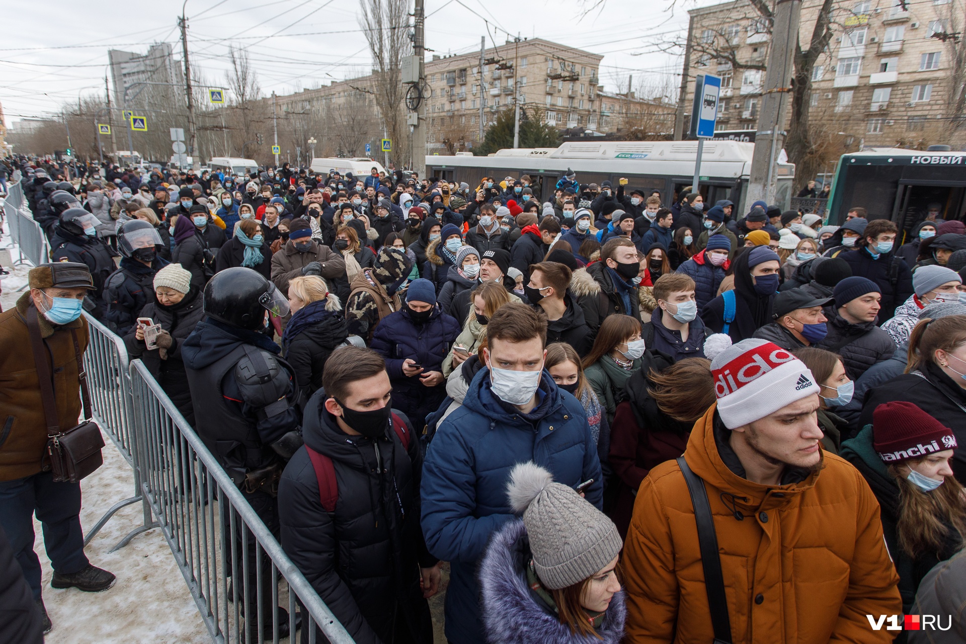 Сотни людей прошли колонной по центру Сотни людей прошли колонной по центру