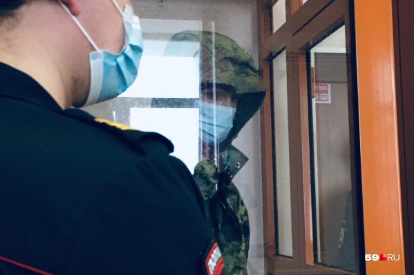 Мужчина прятал лицо за маской, надвигал на глаза капюшон Мужчина прятал лицо за маской, надвигал на глаза капюшон 