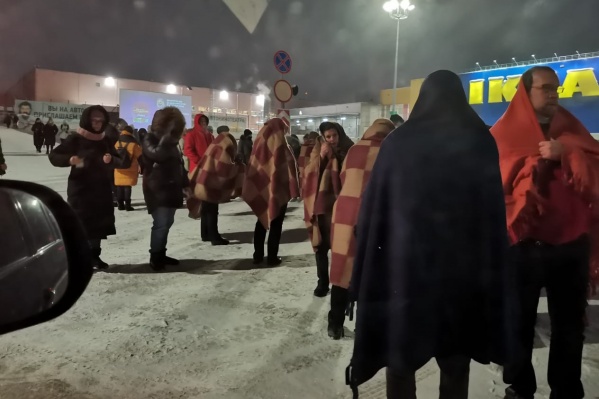 Пока людей не пускают в здание Пока людей не пускают в здание