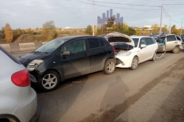 Из-за аварии до сих пор на дороге затор Из-за аварии до сих пор на дороге затор