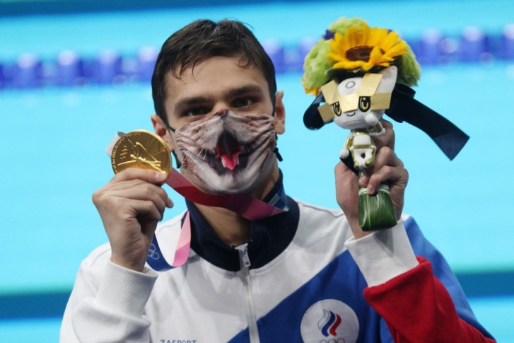 Олимпийский комитет запрещает пловцу Рылову стоять на пьедестале в маске с котиком. Поэтому спортсмен каждый раз меняет обычную маску на любимую после награждения