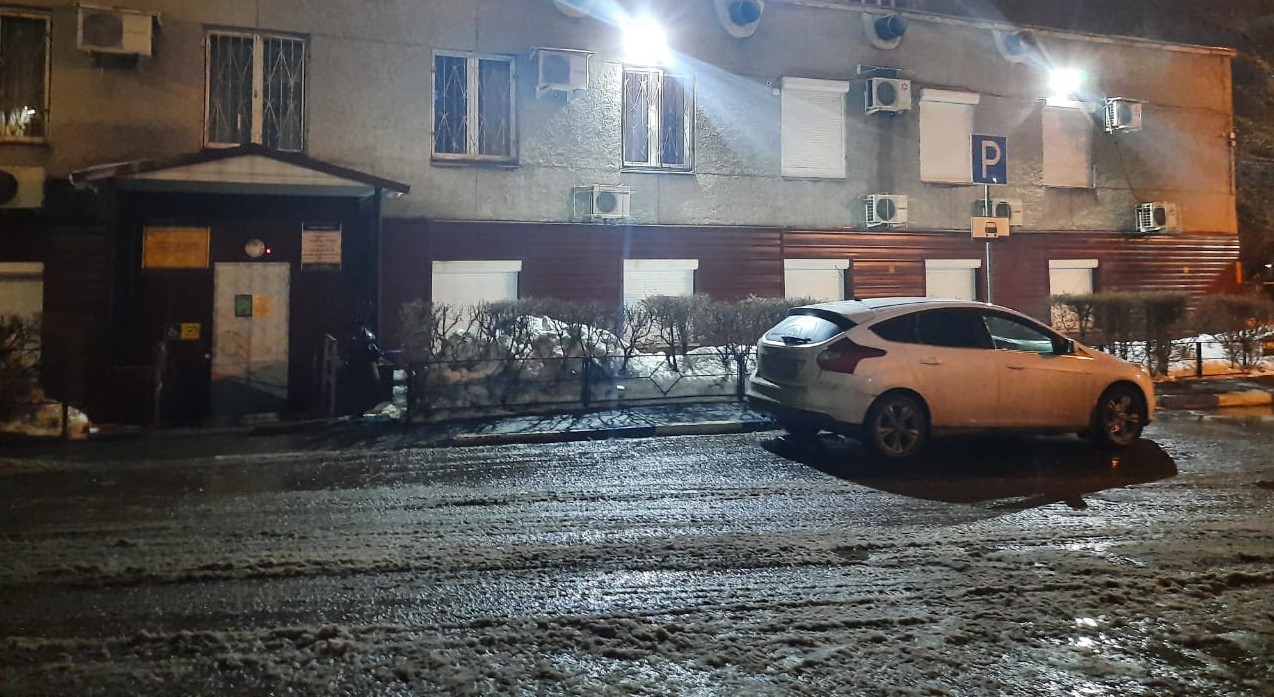 У обочины убрали знак, позволяющий парковать машины инвалидам, и теперь это служебная стоянка У обочины убрали знак, позволяющий парковать машины инвалидам, и теперь это служебная стоянка