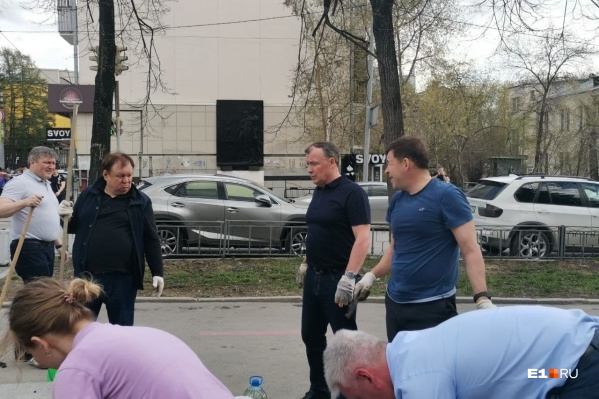 Чиновники подчеркнули, что вышли делать клумбу в выходной день Чиновники подчеркнули, что вышли делать клумбу в выходной день 