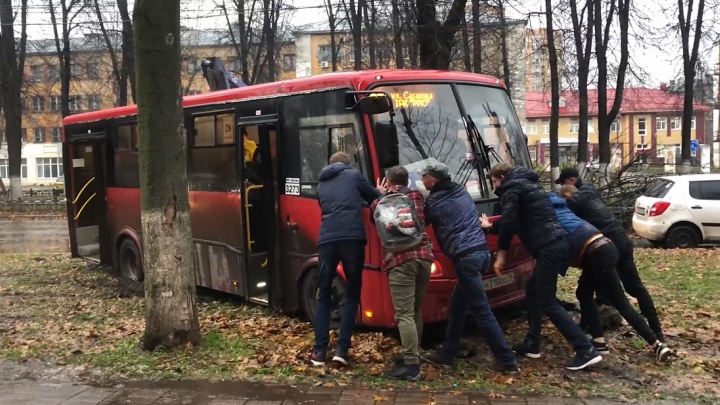 Мгновенная карма: в Ярославле автобус с пассажирами выехал на тротуар и застрял на нем