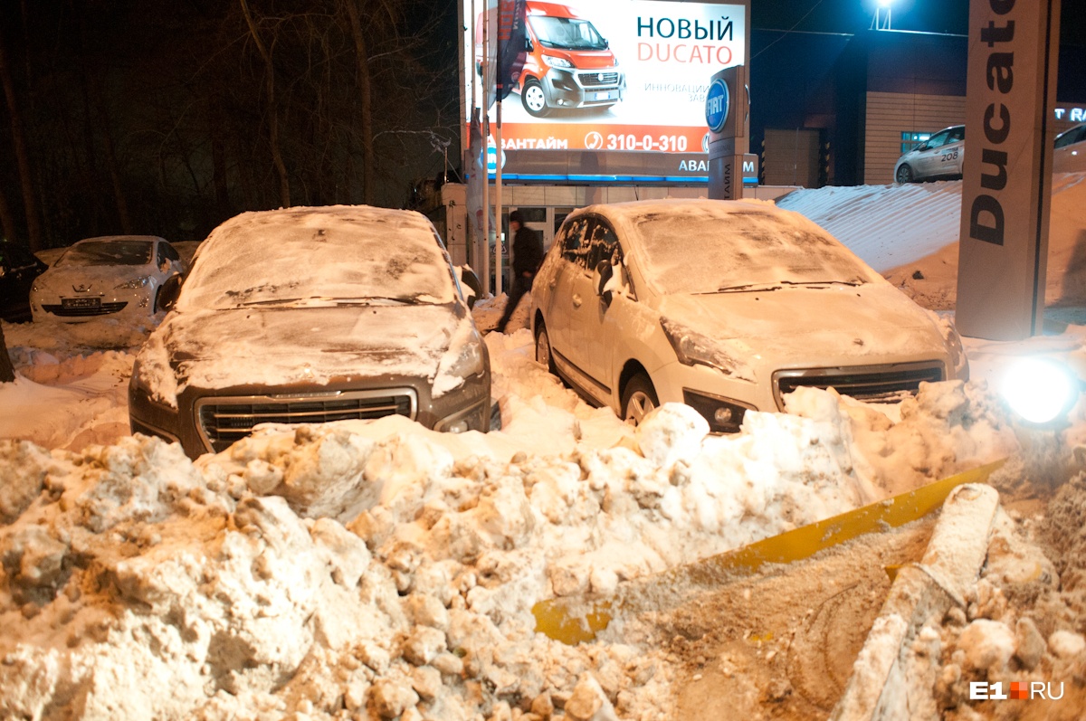 Припаркованные машины — частая помеха уборке снега Припаркованные машины — частая помеха уборке снега