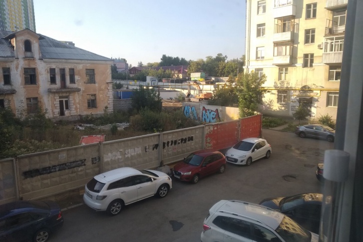 Сейчас на месте дома находится старый барак Сейчас на месте дома находится старый барак
