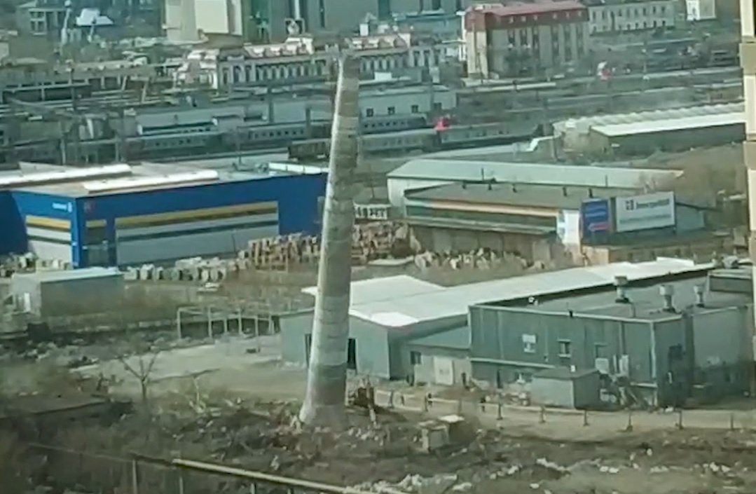В Екатеринбурге сняли видео, как сносят старую трубу на территории бывшего завода «Уралпластик»