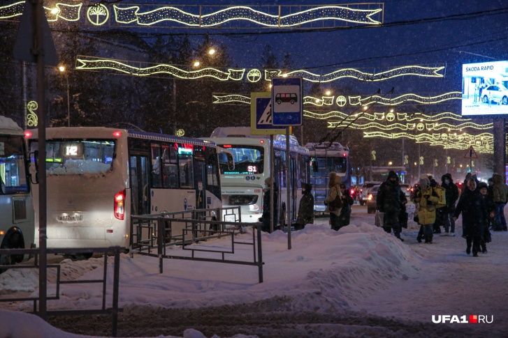 По словам руководителя Ассоциации перевозчиков, водителями стали приезжие из Москвы
