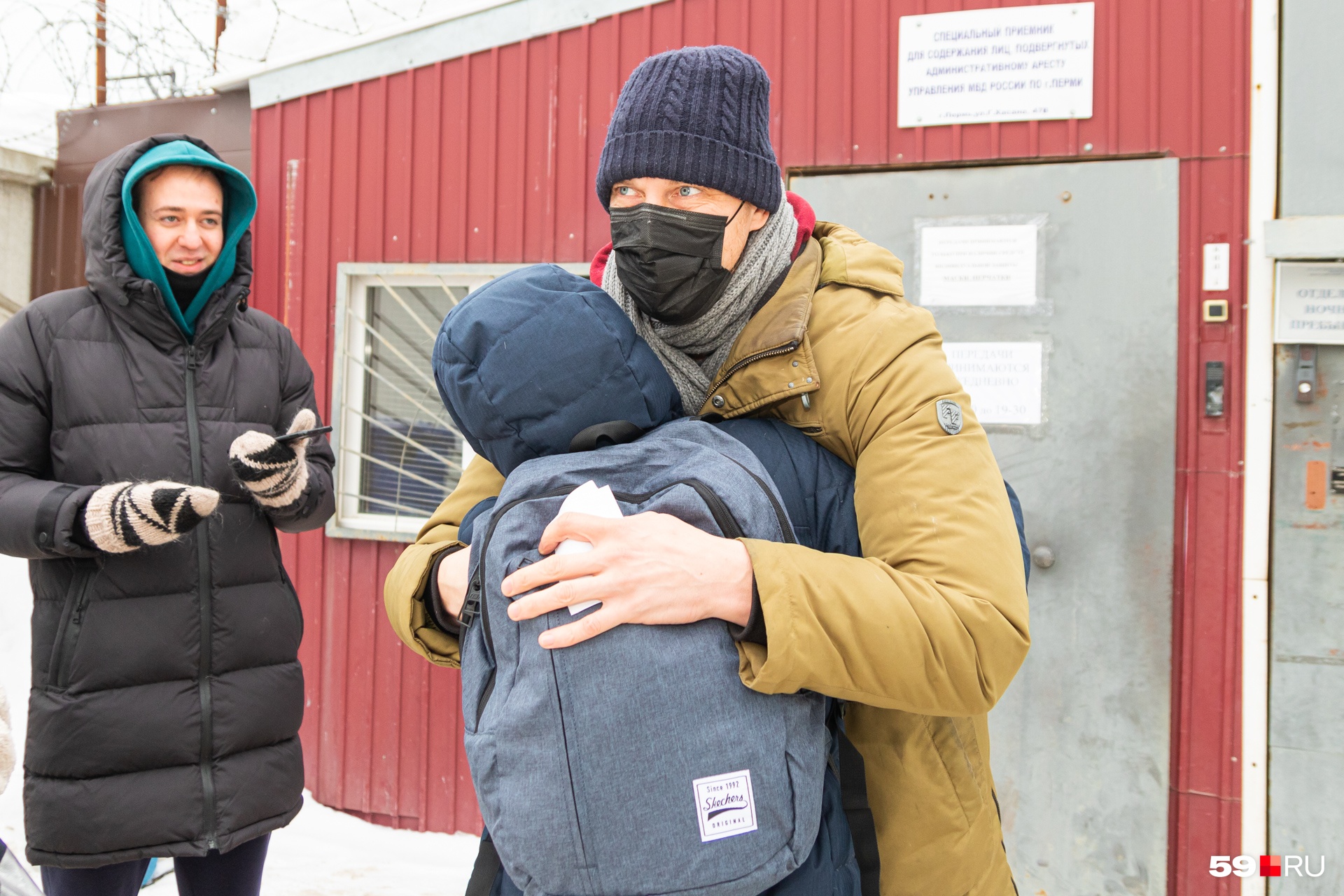 Активиста у ворот спецприемника встретила супруга Активиста у ворот спецприемника встретила супруга