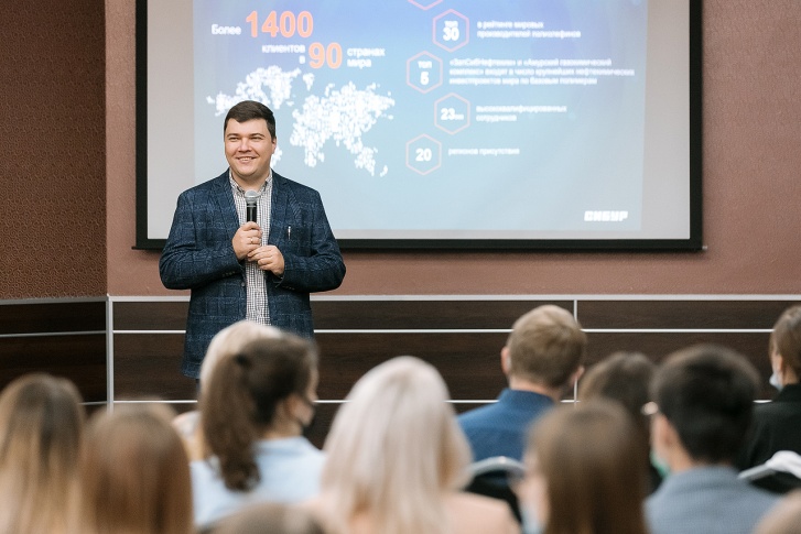 Такие встречи знакомят студентов с культурой компании и дают возможность построить здесь карьеру Такие встречи знакомят студентов с культурой компании и дают возможность построить здесь карьеру