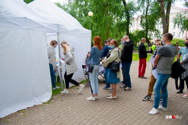 <a href="https://29.ru/text/health/2021/06/23/69985811/" class="_" target="_blank">В Минздраве говорят, что вакцин для всех желающих пока недостаточно</a>, записаться на прививку непросто, поэтому люди и пришли <a href="https://29.ru/text/health/2021/06/23/69985811/" class="_" target="_blank">В Минздраве говорят, что вакцин для всех желающих пока недостаточно</a>, записаться на прививку непросто, поэтому люди и пришли