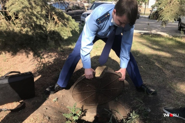 После ЧП с трехлетним мальчиком сотрудники прокуратуры лично проверили опасные колодцы в сквере на Тернопольской После ЧП с трехлетним мальчиком сотрудники прокуратуры лично проверили опасные колодцы в сквере на Тернопольской