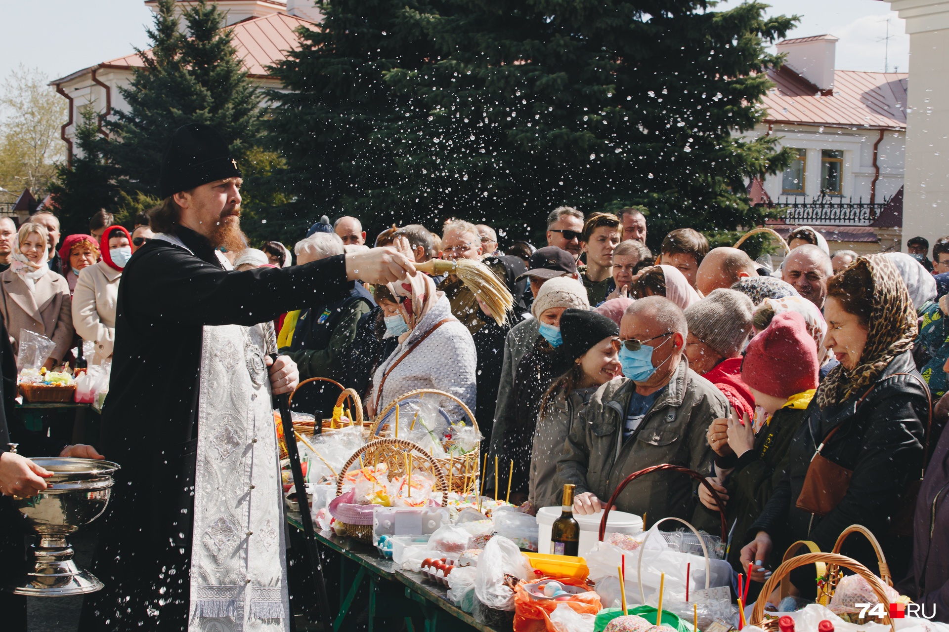 В субботу в Челябинске было тепло, и священники не жалели святой воды не только для пищи... 