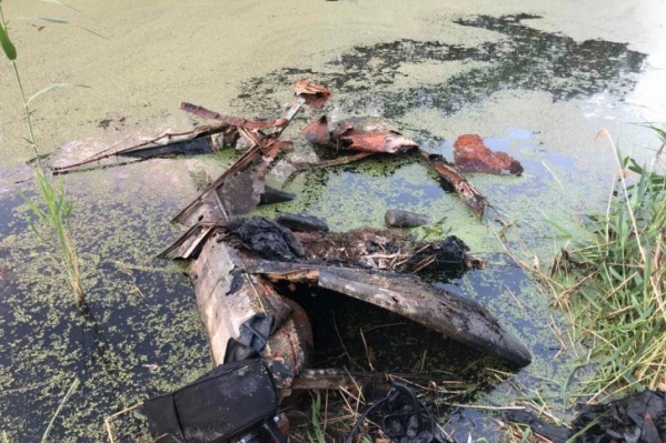 Машина пробыла в водоеме, судя по внешним признакам, не один год Машина пробыла в водоеме, судя по внешним признакам, не один год
