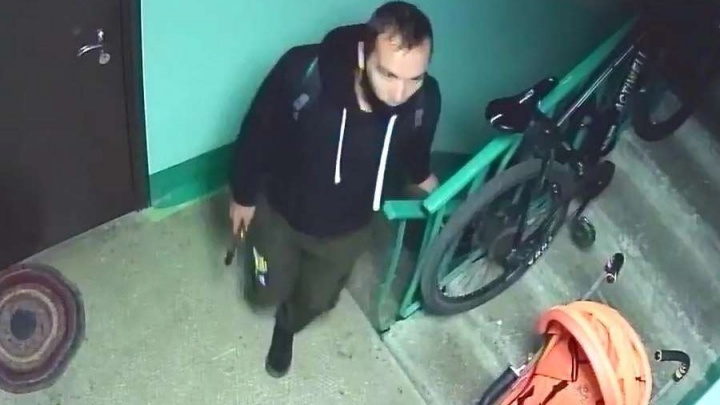 В Екатеринбурге мужчина перерезал противоугонный трос велосипеда прямо под камерой видеонаблюдения