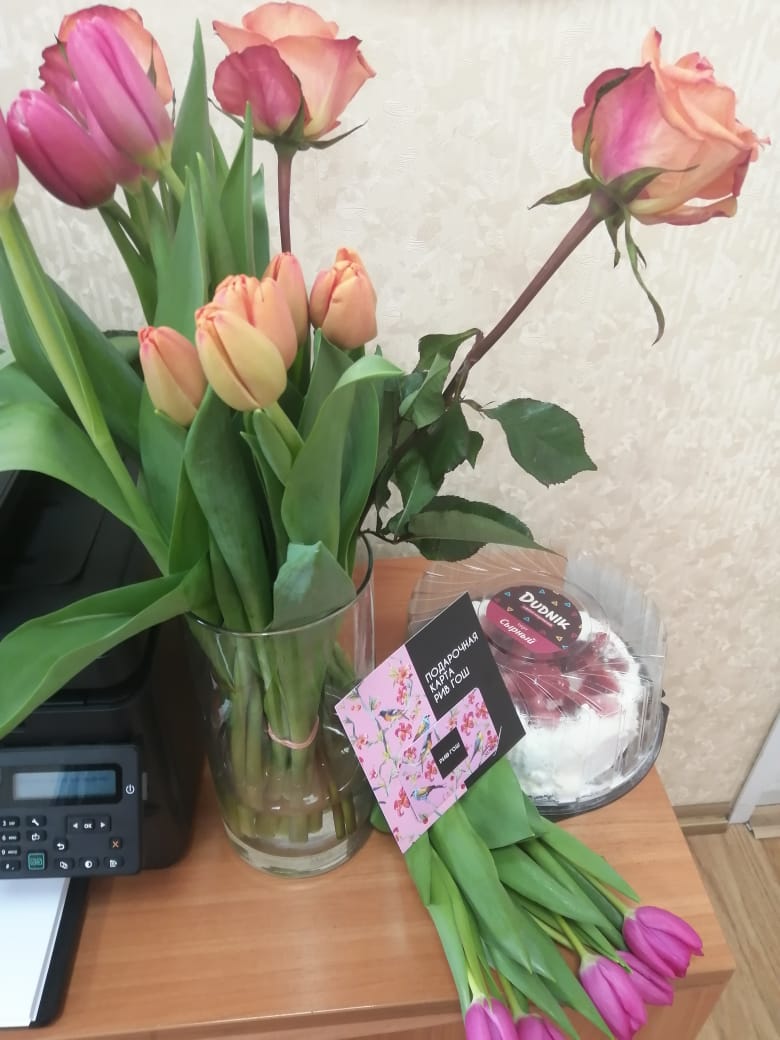 В СМЦ «Стиллайн» женщинам подарили цветы, торт и сертификаты в магазин косметики и парфюмерии 