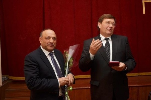 Карим Бабаев принимал поздравления от Виталия Борзенко в честь своего <nobr class="_">67-летия</nobr> (2020 год) Карим Бабаев принимал поздравления от Виталия Борзенко в честь своего <nobr class="_">67-летия</nobr> (2020 год)