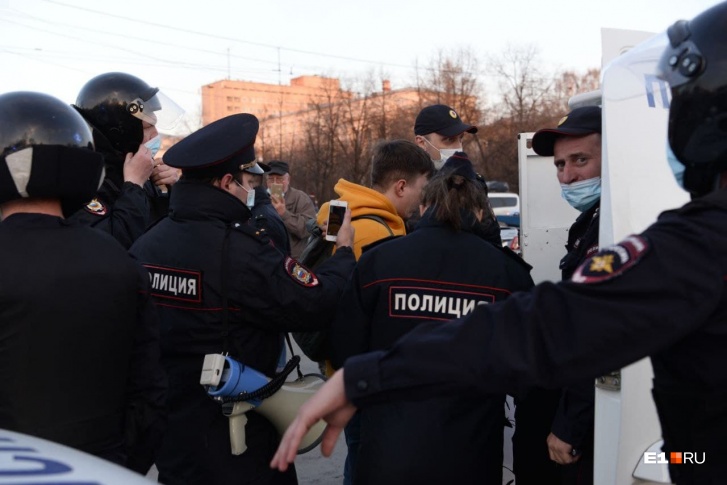 На Урале мужчину отправили в колонию строгого режима за то, что он ударил полицейского локтем На Урале мужчину отправили в колонию строгого режима за то, что он ударил полицейского локтем