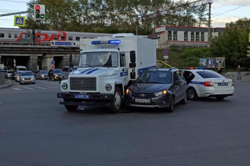 В центре Екатеринбурга полицейский фургон сбил легковушку