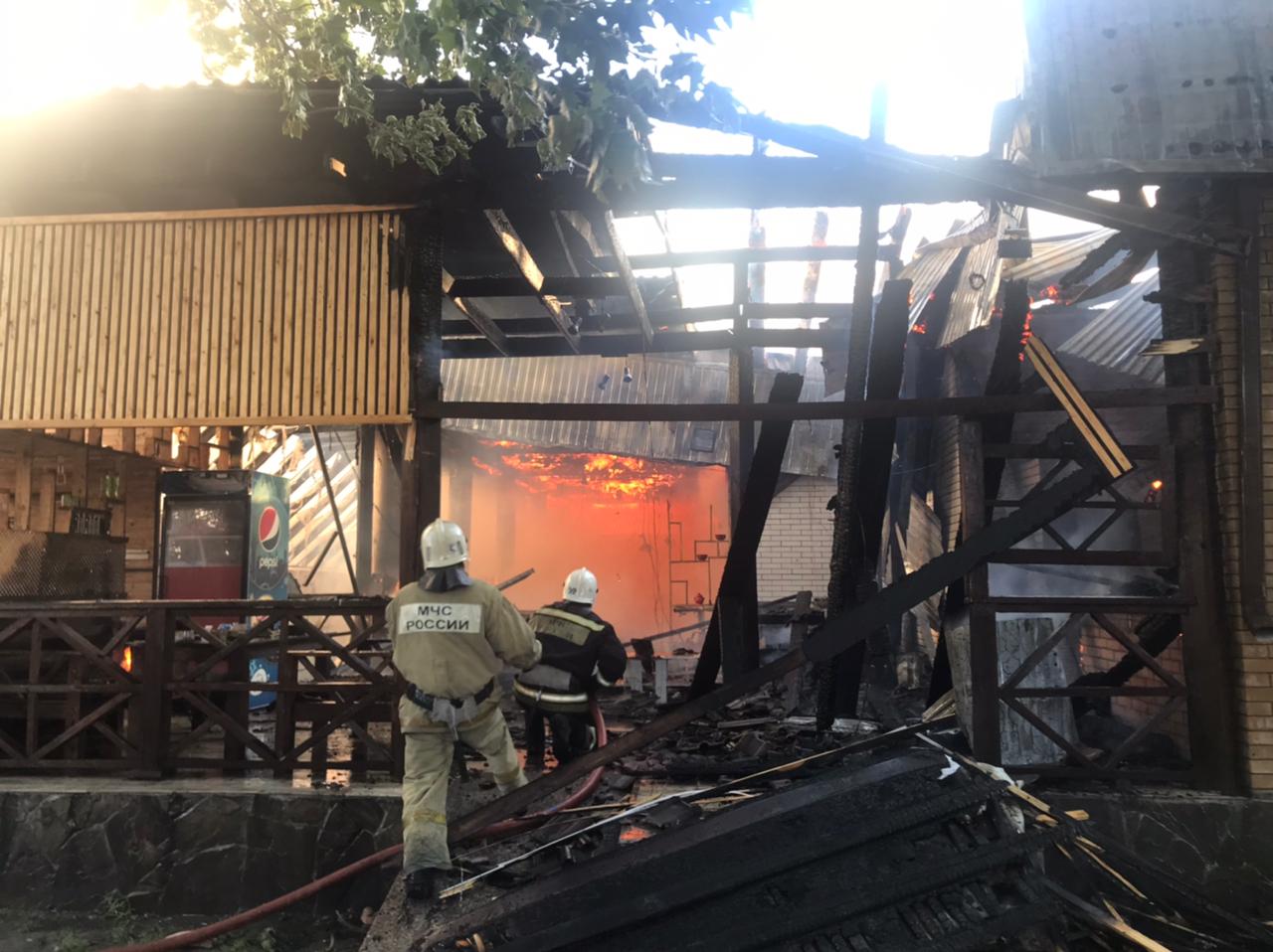 Так выглядело сгоревшее кафе во время пожара