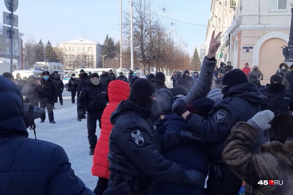 Сегодня на площади происходили задержания курганцев Сегодня на площади происходили задержания курганцев