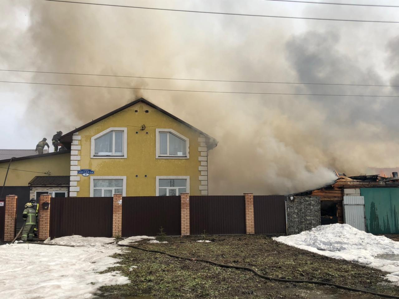 Пожар быстро перекинулся на соседние здания Пожар быстро перекинулся на соседние здания