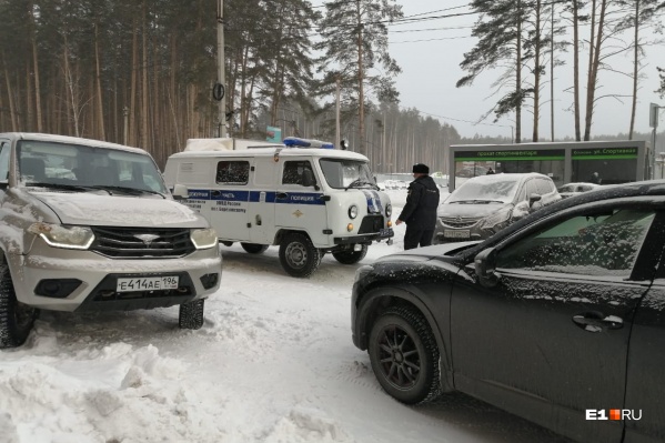 Возможно, девочка зацепилась за перила или крыльцо Возможно, девочка зацепилась за перила или крыльцо