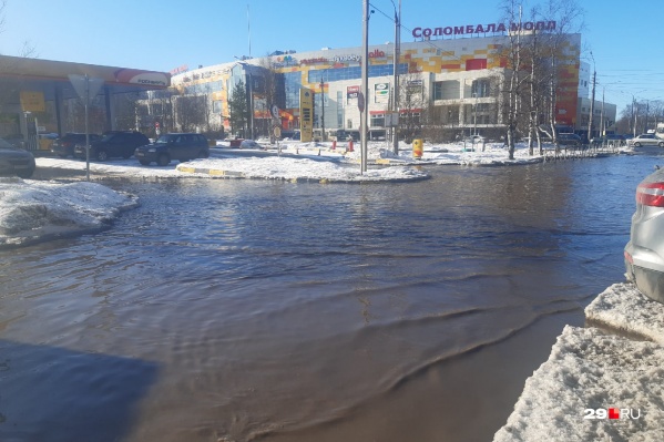 Непросто сегодня автомобилистам в Соломбале Непросто сегодня автомобилистам в Соломбале