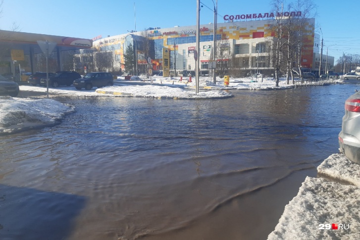 Непросто сегодня автомобилистам в Соломбале Непросто сегодня автомобилистам в Соломбале