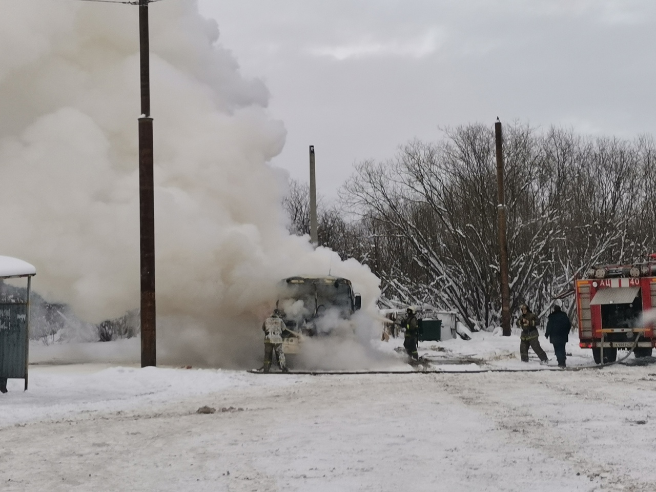 Пожар начался между 13:00 и 13:30, говорят очевидцы Пожар начался между 13:00 и 13:30, говорят очевидцы