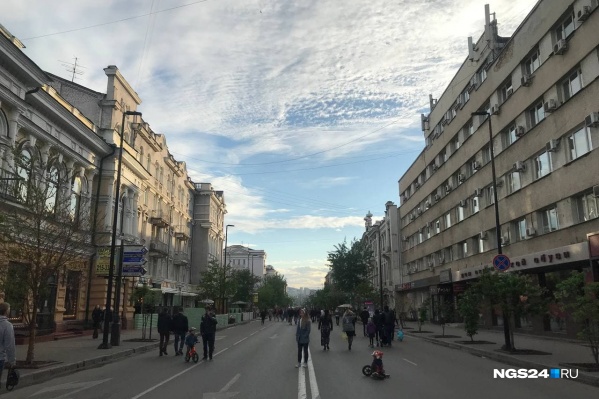 После субботнего дождя горожане вышли на перекрытый проспект После субботнего дождя горожане вышли на перекрытый проспект