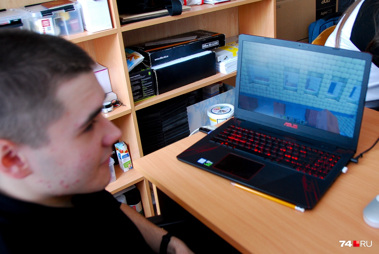 Дима Никитенко показывает на ноутбуке окна кабинета, в котором мы общаемся 