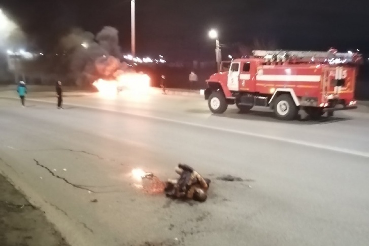 Машина влетела в столб, а потом загорелась. Водитель и пассажир скончались в больнице