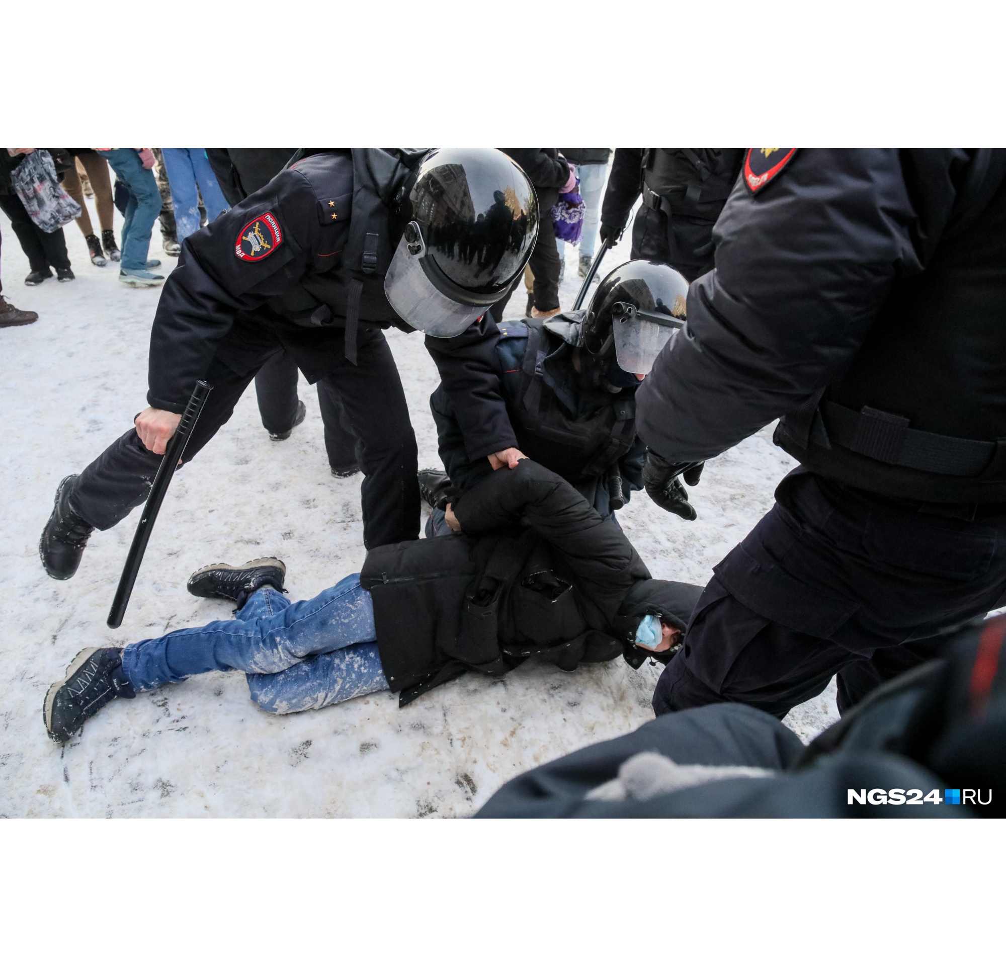 Тогда же был задержан один из первых протестующих Тогда же был задержан один из первых протестующих