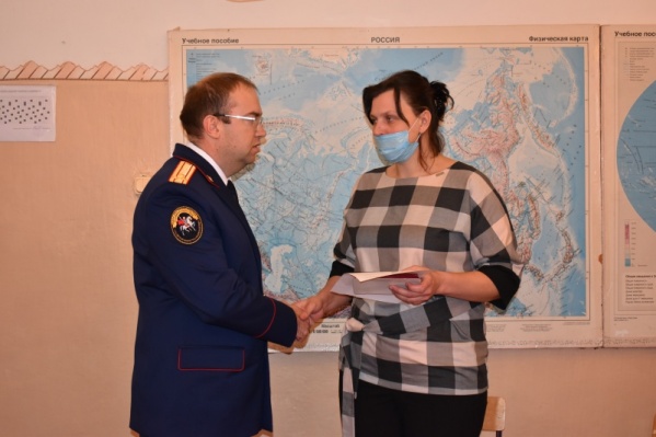 Медаль вручили маме погибшего мальчика. В семье осталось еще трое детей Медаль вручили маме погибшего мальчика. В семье осталось еще трое детей