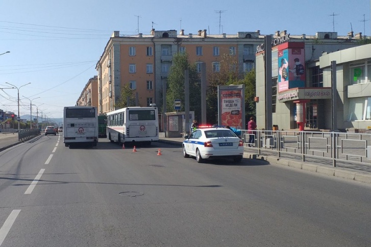Судя по фото, инцидент произошел на Красрабе возле остановки «Кинотеатр "Родина"» Судя по фото, инцидент произошел на Красрабе возле остановки «Кинотеатр "Родина"»
