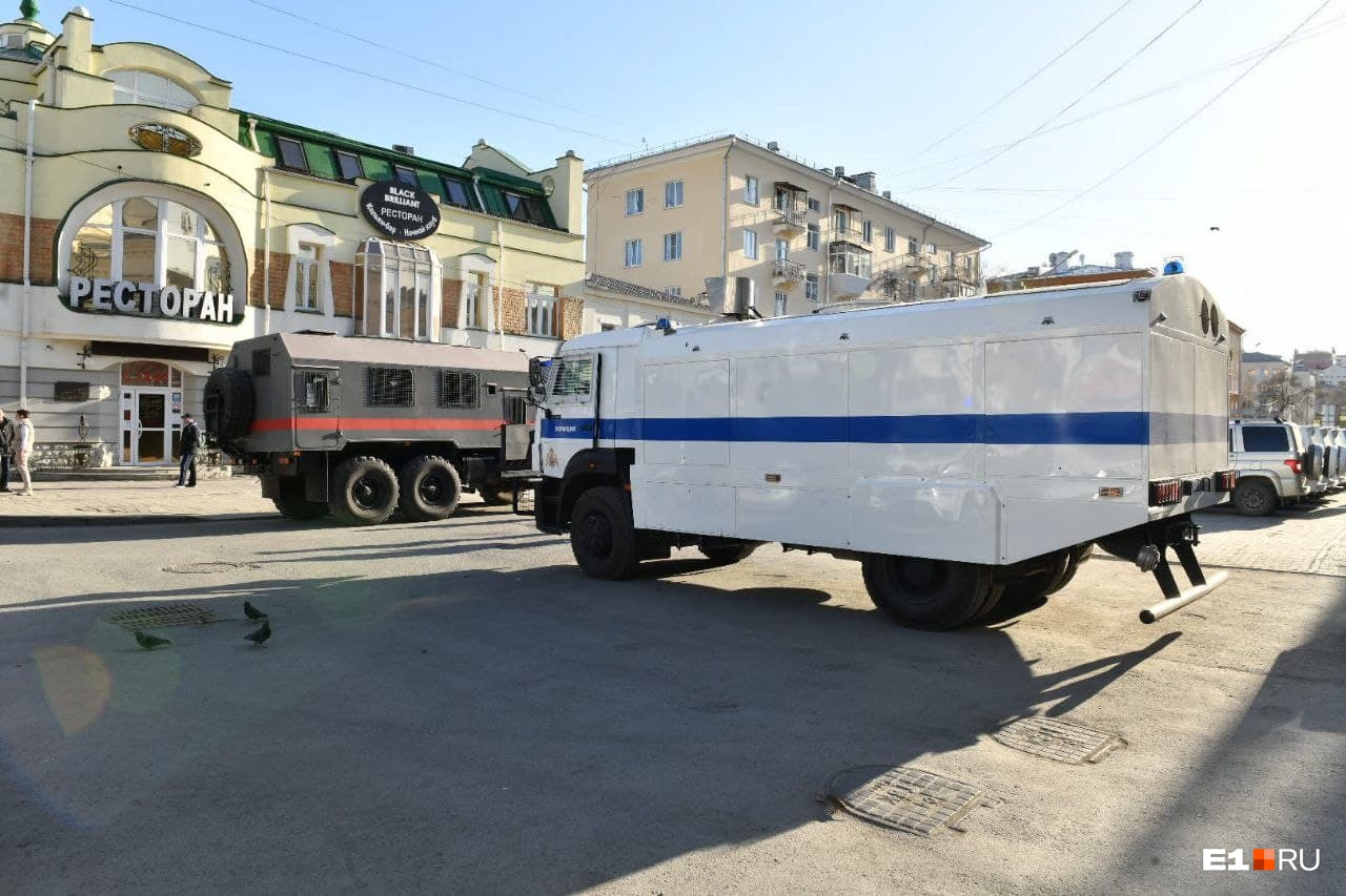 На улице Попова собралась выставка полицейского оборудования. Подборка фото